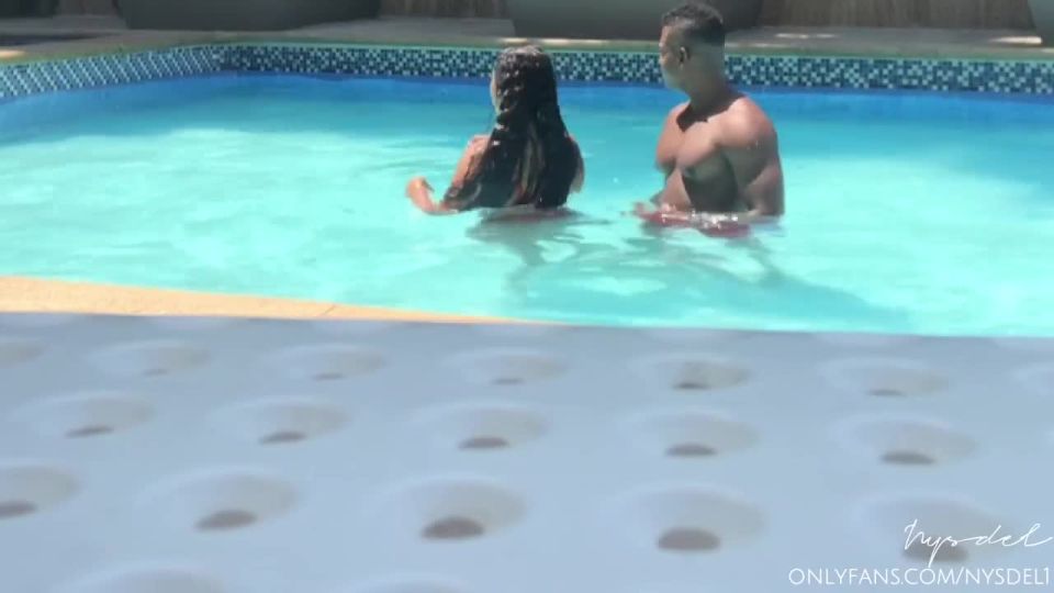 I Meet A Cute Brunette At The Pool And I Invite Her To My Room, We End Up Fucking Amateur Couple N 720p