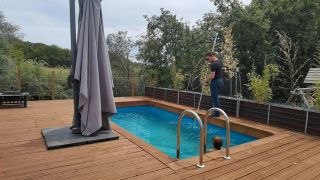 Luxymin I seduce him so he fuck me in the pool !-2