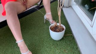 SteffiBlond - FirmenbГјro markiert - Alles einmal angepisst - und die Blumen GieГџen... - FullHD 1080P-8