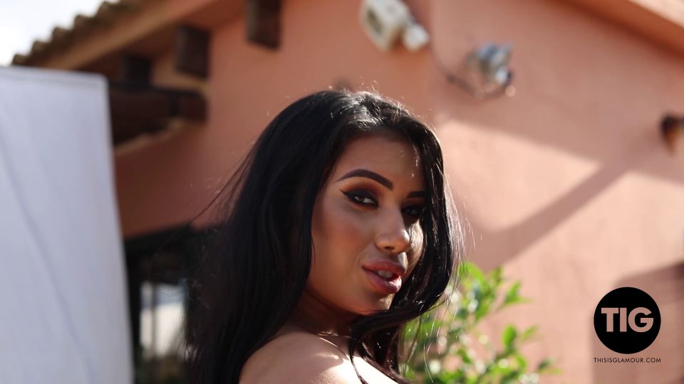 7120 Boobs Booty Combo - Nicole Snow Close-Up And Naked