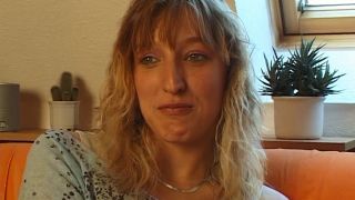 Blonde milf bessert ihr taschengeld auf solo casting german in....-2