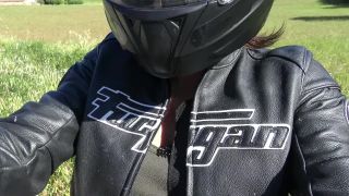 [Amateur] Hot French  Squirting On Her Motorcycle - Chaude Motarde Vic Alouqua-0