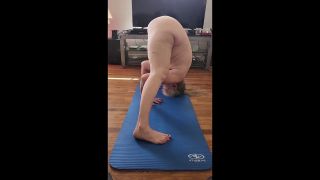 MILF Porn Hot BBW MILF Does Some Morning Naked Yoga!-8
