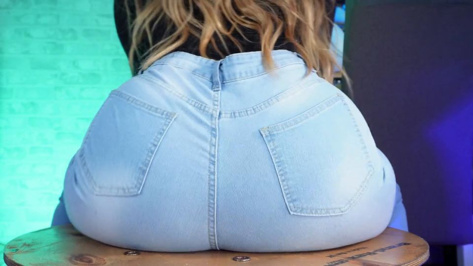 Giantess Jeans Ass Smack QueenAnnellea (Femdom porn)