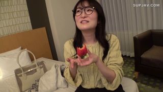 Reducing Mosaic 200GANA-3242 マジ軟派、初撮。 2191 イチゴをエサにメガネが似合う色白の真面目系素人をナンパ！見た目に反して不倫経験あり！パンツの下はアナルまでビッチリの剛毛！真面目だから要求されるとアナルまでルまで舐めちゃう従順っぷり！最後は俺の練乳をお顔にお見舞いしてやったw-1