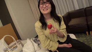 Reducing Mosaic 200GANA-3242 マジ軟派、初撮。 2191 イチゴをエサにメガネが似合う色白の真面目系素人をナンパ！見た目に反して不倫経験あり！パンツの下はアナルまでビッチリの剛毛！真面目だから要求されるとアナルまでルまで舐めちゃう従順っぷり！最後は俺の練乳をお顔にお見舞いしてやったw-2