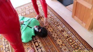 20-06-29 30583580 Red latex facesitting and bare feet worship with Melisande Sin 1280x720-0