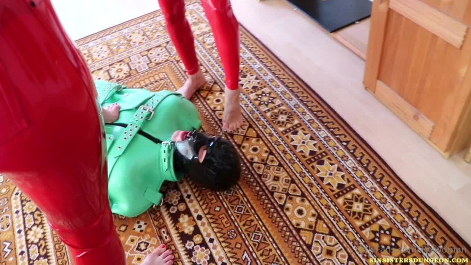 20-06-29 30583580 Red latex facesitting and bare feet worship with Melisande Sin 1280x720