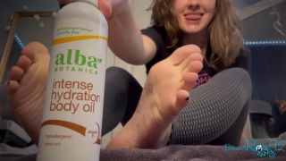 Amateur Oiled MILF Feet-2