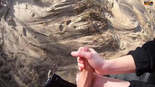 GIRLFRIEND GIVES RISKY QUICK HANDJOB AT A PUBLIC BEACH 1080p-5