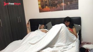 My stepsister gets horny and masturbates in front of me.-2