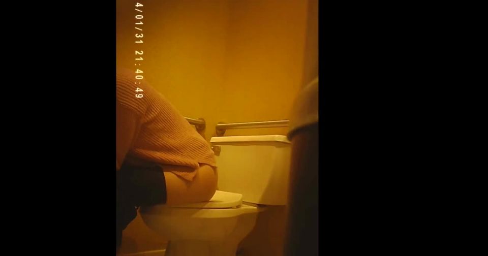  Toilet Indoor – College girls toilet, voyeur on voyeur