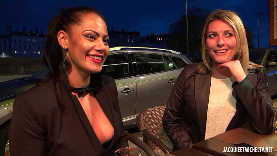 Clelie, Emma in Clelie fait son marche en club a Lyon 720p