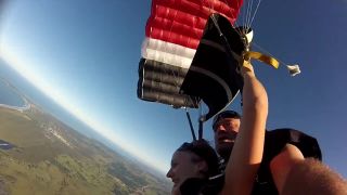 NAKED_GIRL_SKYDIVING_-3