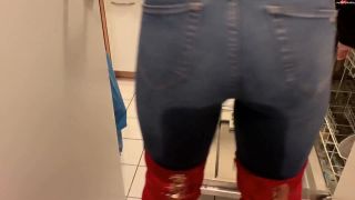 [K2S.CLUB] SteffiBlond - Küchenvollbepissung in Büroküche - Ob noch jemand die Spülmaschine n... - FullHD 1080P-2