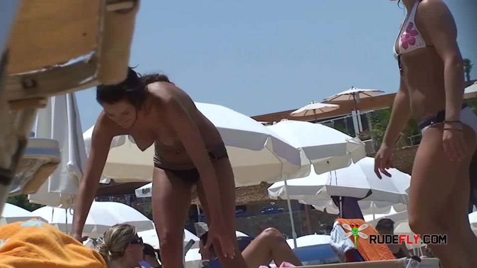 Plage Voyeur: Strand Voyeur: Pierced  Bra-Stuffers