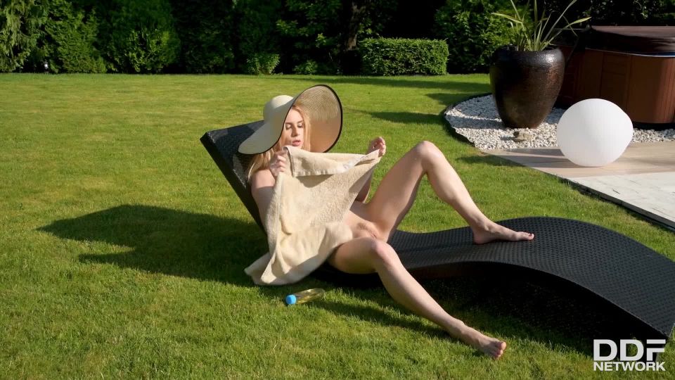 Blonde&#039;s XXX Solo Summer - [Hardcore porn]