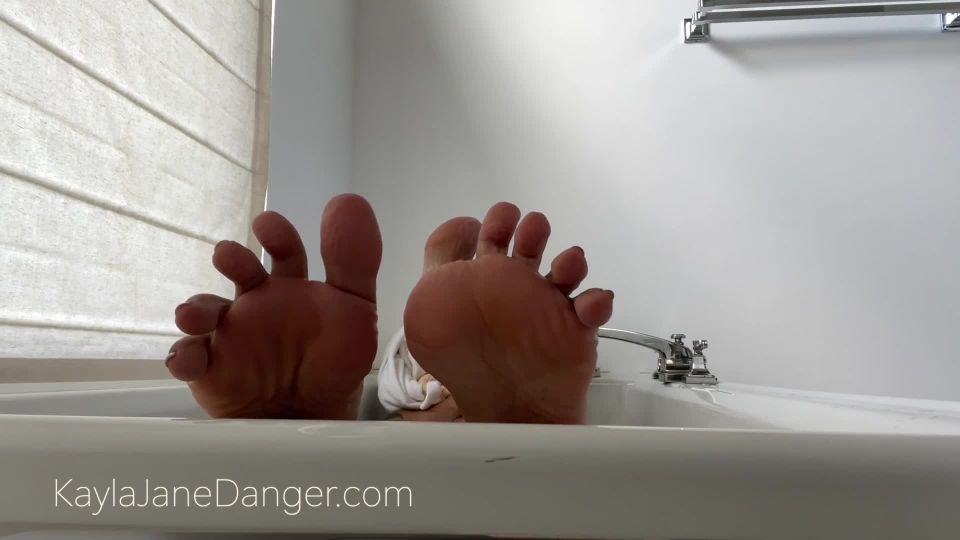 porn clip 38 KaylaJaneDanger – Rub Worship my Feet while I bathe, snail crush fetish on fetish porn 