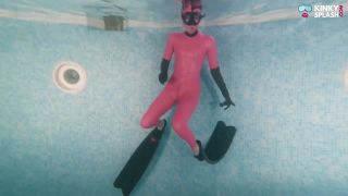 UkCuteGirl – Underwater Freediving Latex Masturbation Latex!-2