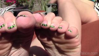 Toes fetish – Xana’s Palace – Sunbathing Foot Goddess Alice, glove fetish on feet -3