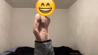Ellanopuedesaber - Joven de 18 Años Muestra Sus Músculos-1