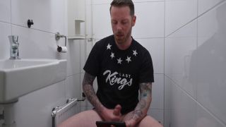 MeidenVanHolland 24 07 18 Milf Saar Betrapt WC Rukker.-1