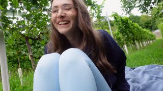 [K2S.CLUB] Emmi-Hill - OUTDOOR SQUIRT CHALLANGE- Mein Schmetterling befruchtet die Wiese - FullHD 1080P-1