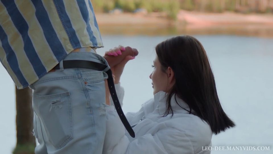 ﻿Skye Young Risky Blowjob On The Beach For A Friend (Teen)