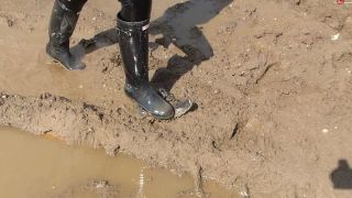 My Dirty Hobby: Shinylady2015 - Ich in wetllook Leggins und Gummistiefel crushe meine mega gei... - Germany-6