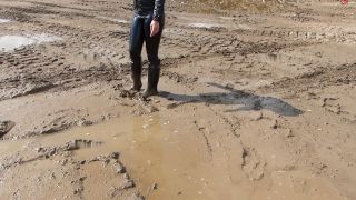 My Dirty Hobby: Shinylady2015 - Ich in wetllook Leggins und Gummistiefel crushe meine mega gei... - Germany-9
