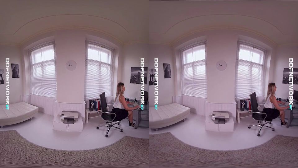 Dirty Nikky Dream Rides A Sybian Fucking Machine Until She Creams In VR