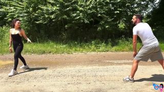 Effe e Emme - ragazza italiana scopata da uno sconosciuto incontrato nel parco mentre è a fare jogging outdoor-4
