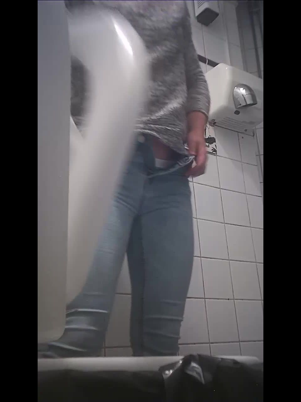  Voyeur in Public Toilet – Student_restroom_98 (MP4, UltraHD/2K, 720×1280) on voyeur 