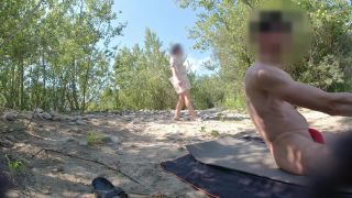 [Amateur] I show my hard cock to a girl on the beach... she comes and jerks me off-1