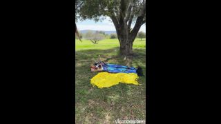 Luna Star Teases Pussy Outdoors in Must-Watch Solo Play Video  solo Luna Star-9