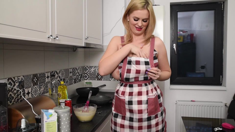 Alexsis Faye Cooking with Alexsis pancakes - Solo