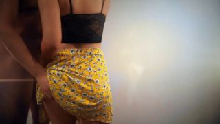 Cumshot Jupe Jaune Sexy, Sucée Puis Baisée en Doggystyle Contre un Mur Blanc-3