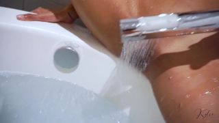 Casey Kisses – Helping Kylie Le Beau In The Bathtub. I Couldn’T Help Myself. She’S So Sexy. - [Webcam]-1