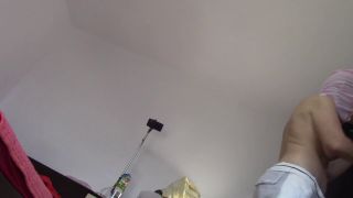 HairyMaid - Esposa sexy se diverte experimentando roupas e cortando-as. Morena dança nua pela casa.-1