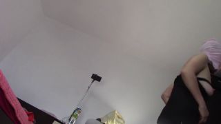 HairyMaid - Esposa sexy se diverte experimentando roupas e cortando-as. Morena dança nua pela casa.-8