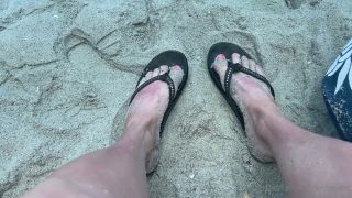 Kody Evans Kodyevans - who loves rainbow flip flops and feet in the sand 21-07-2021-0