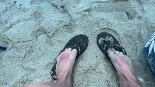 Kody Evans Kodyevans - who loves rainbow flip flops and feet in the sand 21-07-2021-1