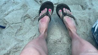 Kody Evans Kodyevans - who loves rainbow flip flops and feet in the sand 21-07-2021-2