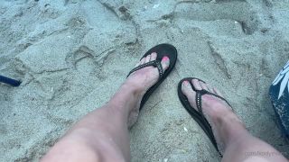 Kody Evans Kodyevans - who loves rainbow flip flops and feet in the sand 21-07-2021-3