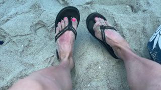 Kody Evans Kodyevans - who loves rainbow flip flops and feet in the sand 21-07-2021-4