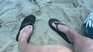 Kody Evans Kodyevans - who loves rainbow flip flops and feet in the sand 21-07-2021-5