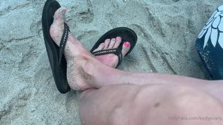 Kody Evans Kodyevans - who loves rainbow flip flops and feet in the sand 21-07-2021-7