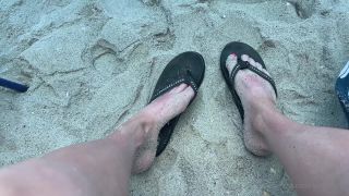 Kody Evans Kodyevans - who loves rainbow flip flops and feet in the sand 21-07-2021-8