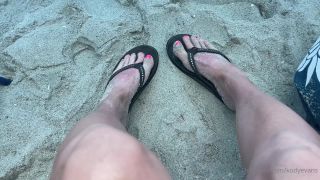 Kody Evans Kodyevans - who loves rainbow flip flops and feet in the sand 21-07-2021-9