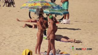 Nude Plage - Couples gets spotted by a Hidden-3